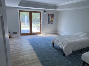 5 bedrooms, iron/ironing board, WiFi, bed sheets - Spacious 7 bedroom home in the heart of the Bourbon Trail. Pool and Game Room! (Lawrenceburg)
