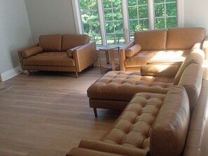 Living area - Spacious 7 bedroom home in the heart of the Bourbon Trail. Pool and Game Room! (Lawrenceburg)
