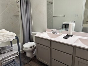 Secador de pelo, bidet, toallas, jabón