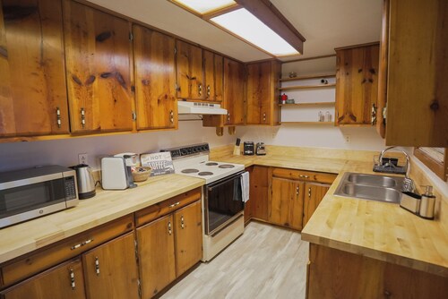 Mount Dora Charm - Cozy Stay at Local Brewery - Walking Distance to Downtown