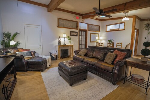 Mount Dora Charm - Cozy Stay at Local Brewery - Walking Distance to Downtown