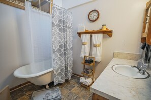Een bidet, handdoeken, zeep, toiletpapier