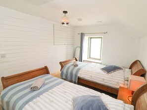 Room - KNOCKNANUSS, family friendly in Ballinascarty, County Cork (Unknown)