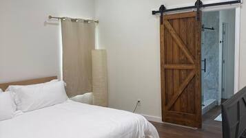 Tabla de planchar con plancha, wifi y ropa de cama