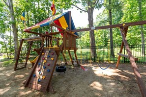 Children’s area - Cozy 1-bedroom resort in peaceful Ogunquit with AC (Ogunquit)
