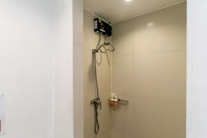 Hair dryer, towels - Cozy Studio with Workspace, Steps from BTS Phromphong (Bangkok)