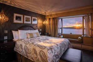 In-room safe, iron/ironing board, free WiFi, wheelchair access - Crest Hotel (Prince Rupert)