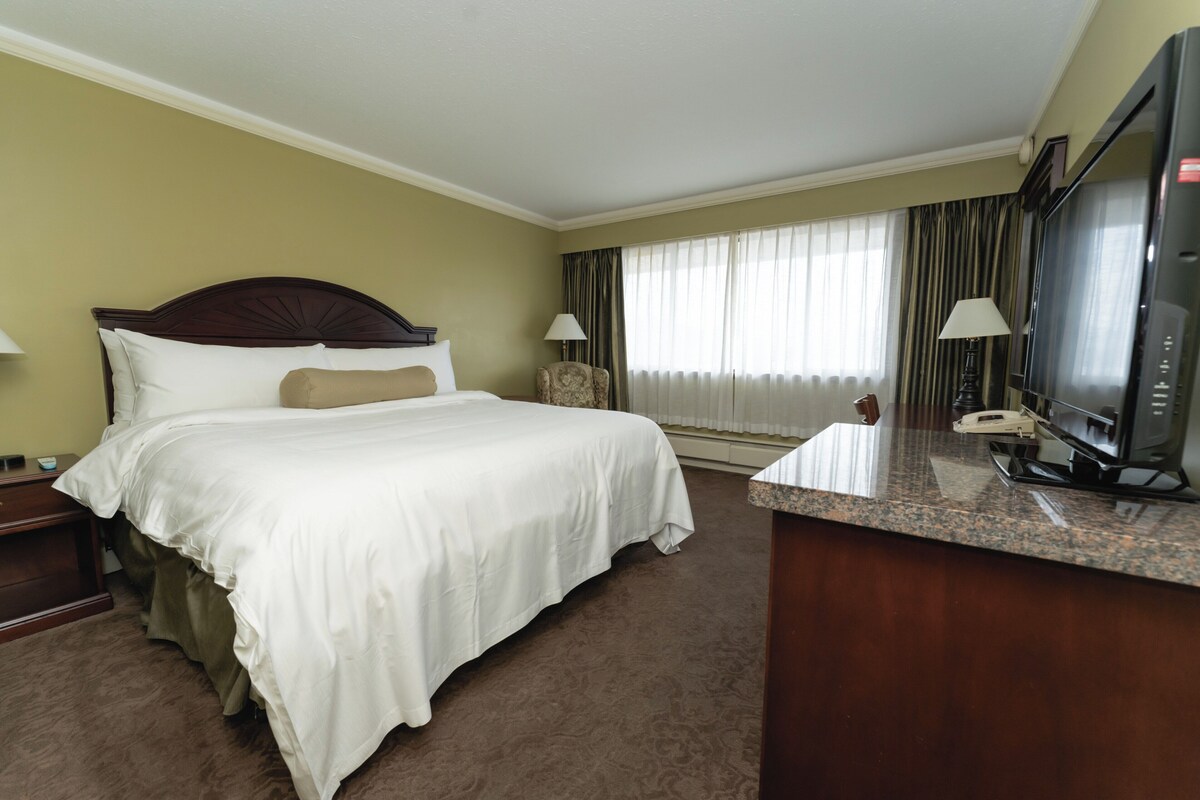 Standard Room, 1 King Bed, City View | In-room safe, iron/ironing board, WiFi (free)