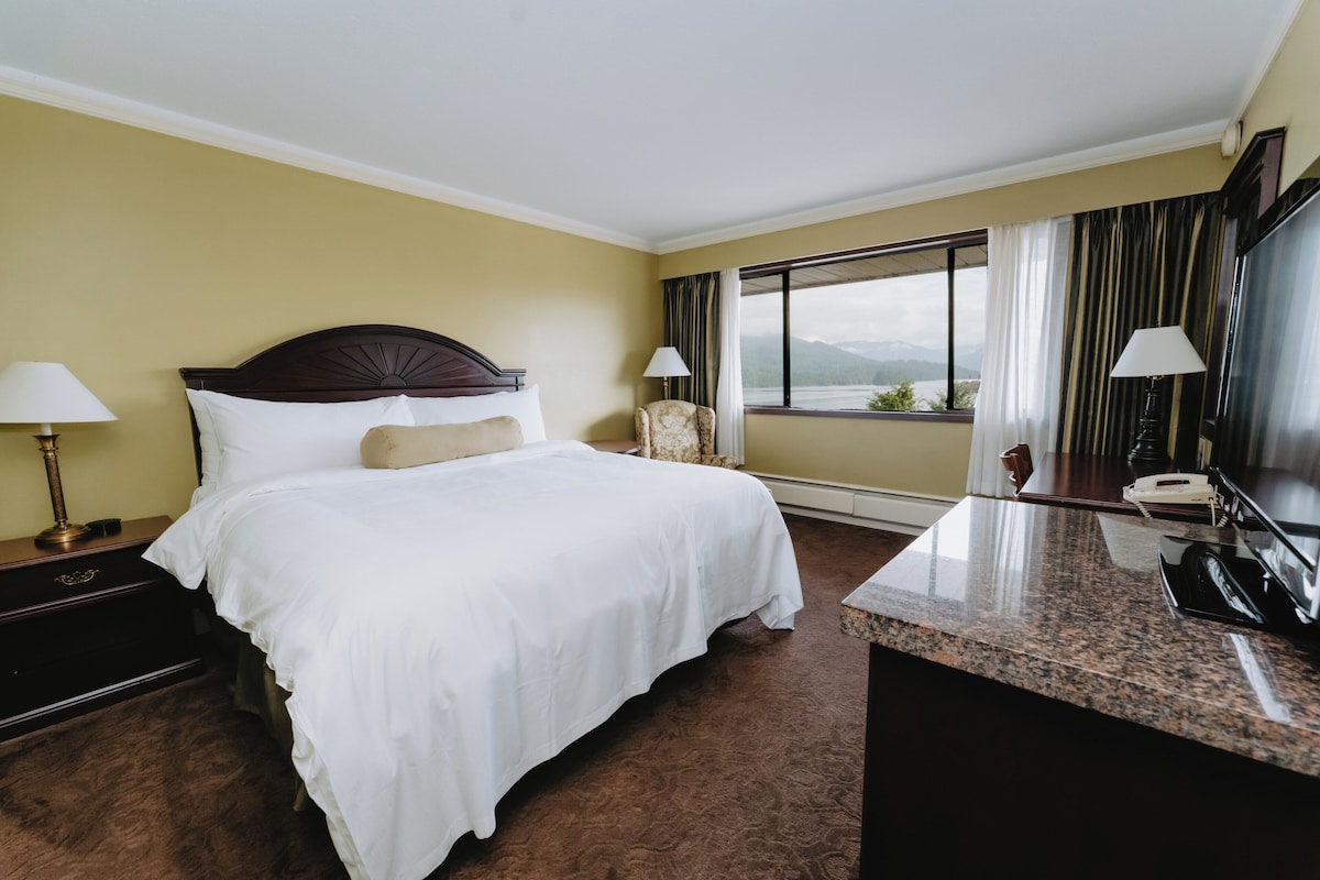 Standard Room, 1 King Bed, Ocean View | In-room safe, iron/ironing board, WiFi (free)