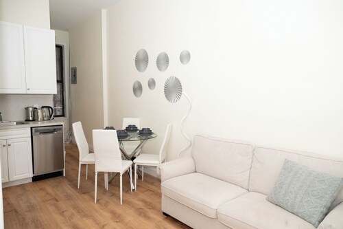 East Village Center Apartment w Full Amenities Great New York Location