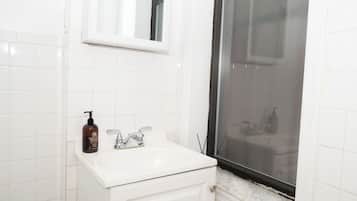 Doccia, asciugacapelli, asciugamani, sapone