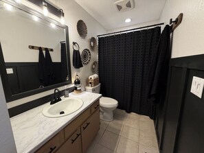 Bathroom - Lovely 3-bedroom house with AC in charming Oak Grove 25 MINUTES TO WORLD CUP (Oak Grove)