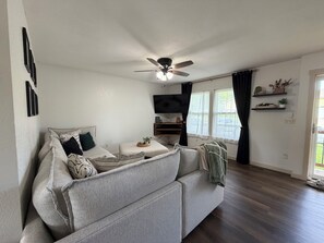 Living area - Lovely 3-bedroom house with AC in charming Oak Grove 25 MINUTES TO WORLD CUP (Oak Grove)
