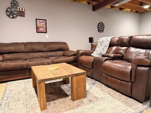Living area - Lovely 3-bedroom house with AC in charming Oak Grove 25 MINUTES TO WORLD CUP (Oak Grove)