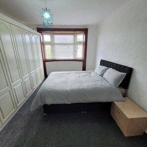 Iron/ironing board, WiFi, bed sheets - Glasgow Gem Retreat - Cozy House Rental (Glasgow)