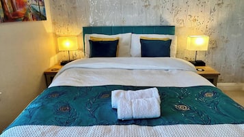 Tabla de planchar con plancha, wifi y ropa de cama