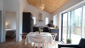 Eine moderne Küche mit Herd, Spüle und Holzboden.