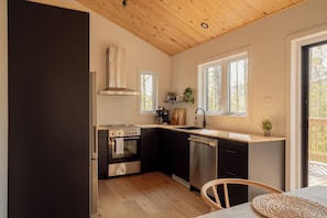 Réfrigérateur, un four, surface de cuisson, lave-vaisselle