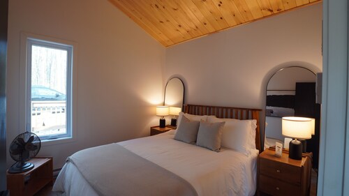 New 2BR Lakefront Cottage | Lac des Sables · Private Beach · Deck