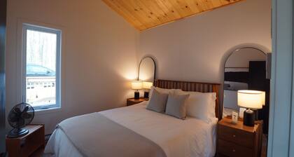 New 2BR Lakefront Cottage | Lac des Sables · Private Beach · Deck