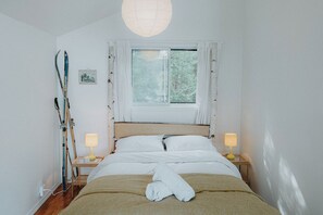 3 bedrooms, desk, WiFi, bed sheets