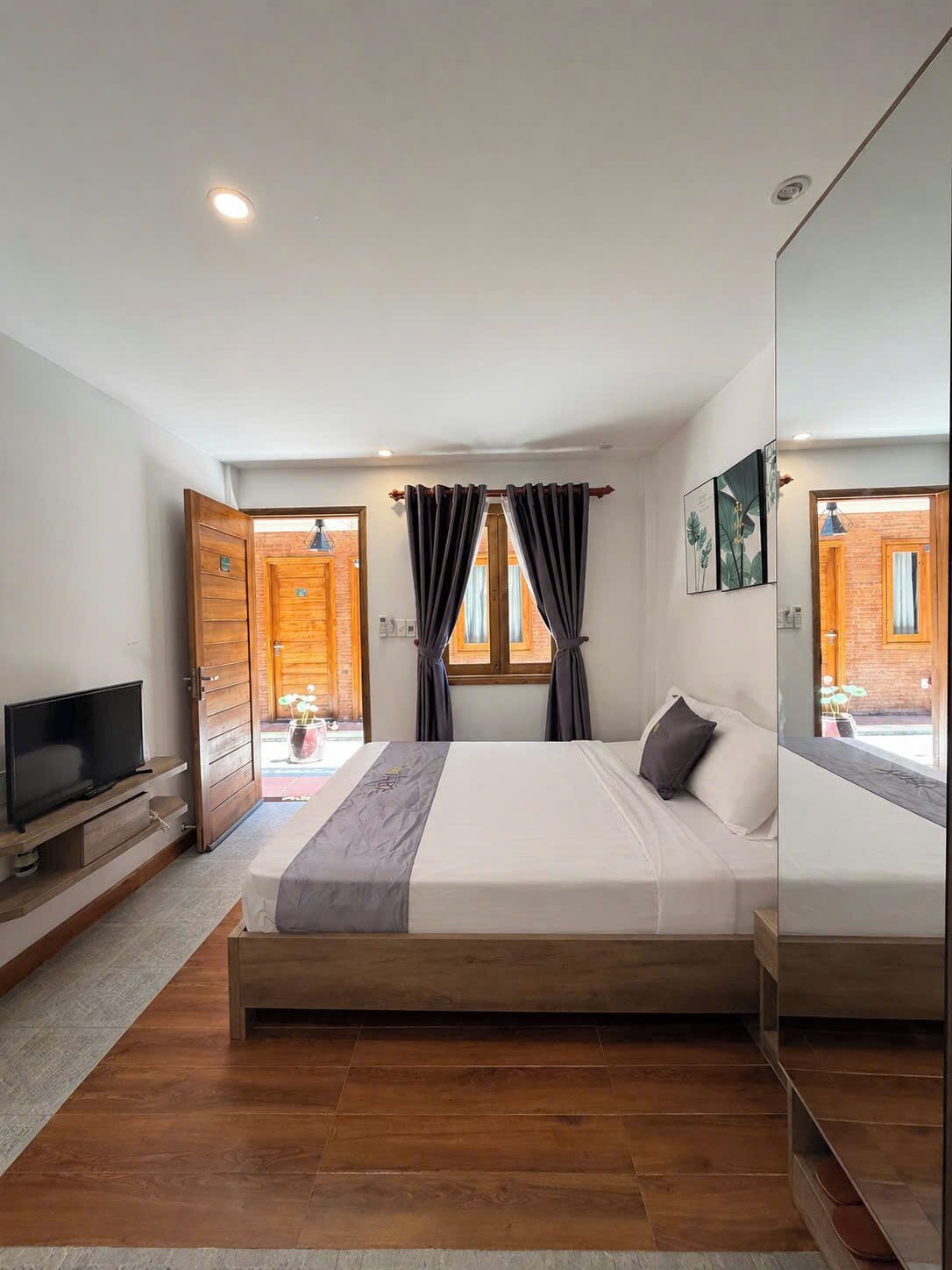 Deluxe Studio, Courtyard View | Desk, laptop workspace, free WiFi, bed sheets