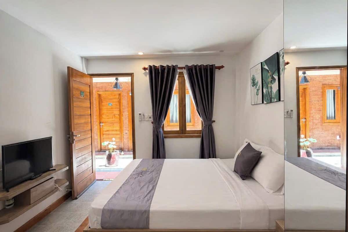 Deluxe Studio, Courtyard View | Desk, laptop workspace, free WiFi, bed sheets