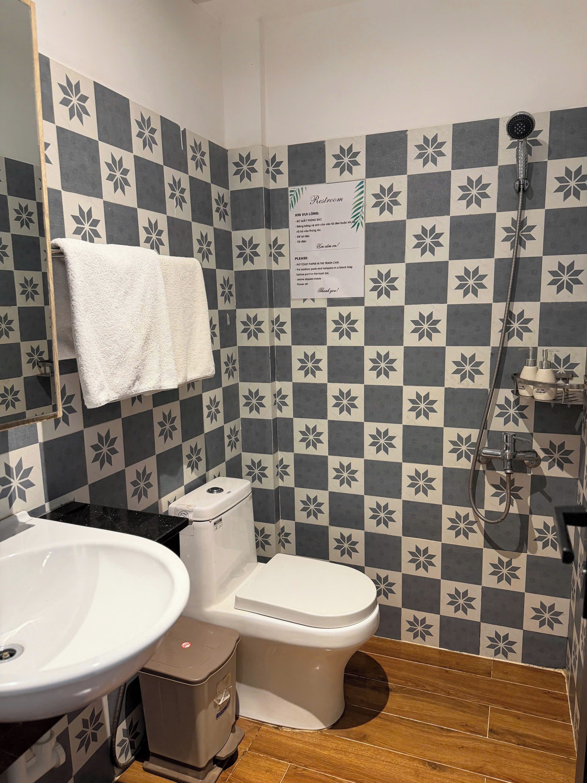 Basic Studio, Courtyard View | Bathroom | Free toiletries, hair dryer, towels, soap
