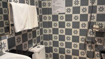 Basic Studio, Courtyard View | Bathroom | Free toiletries, hair dryer, towels, soap