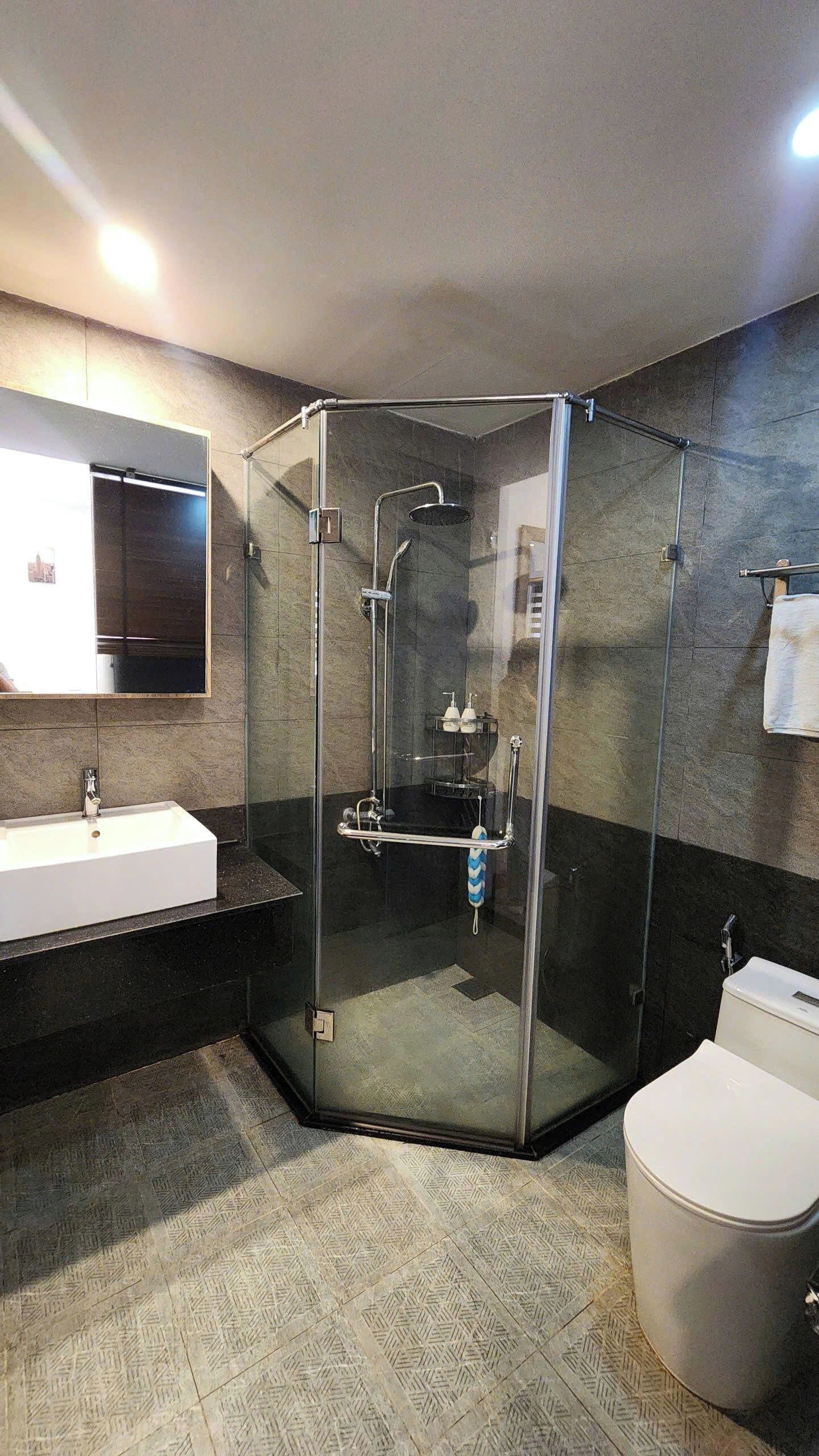 Family Townhome, City View | Bathroom | Free toiletries, hair dryer, towels, soap