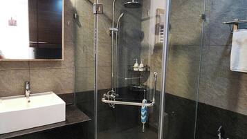 Family Townhome, City View | Bathroom | Free toiletries, hair dryer, towels, soap