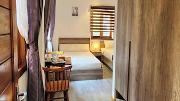Family Townhome, City View | Desk, free WiFi, bed sheets