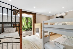Tabla de planchar con plancha, wifi y ropa de cama 