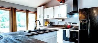 Visually stunning 3bedroom Modernized Country home with a Loft, Hot tub and Pool