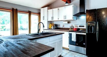 Visually stunning 3bedroom Modernized Country home with a Loft, Hot tub and Pool