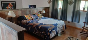 3 bedrooms, iron/ironing board, bed sheets - Charming 3-bedroom Country house with Hot tub and Swing next to Waterfall/Pond (Niles)