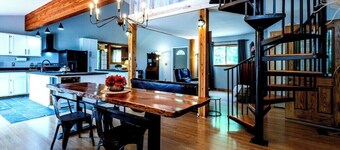 Visually stunning 3bedroom Modernized Country home with a Loft, Hot tub and Pool