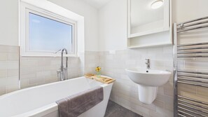 Shower - Stone's Throw - 3 Bed Holiday Home - Saundersfoot (Saundersfoot)