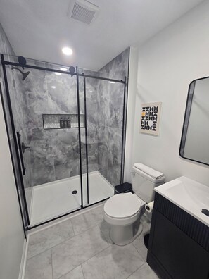 Shower, hair dryer, towels, soap - Family Legacy Retreat Downtown Indy 4BR Culture & Comfort (Indianapolis)