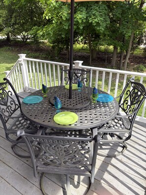 Outdoor dining - World Cup Accommodations with Easy Access to NYC:  Fully Updated 2 Bedroom Apt (Ridgewood)