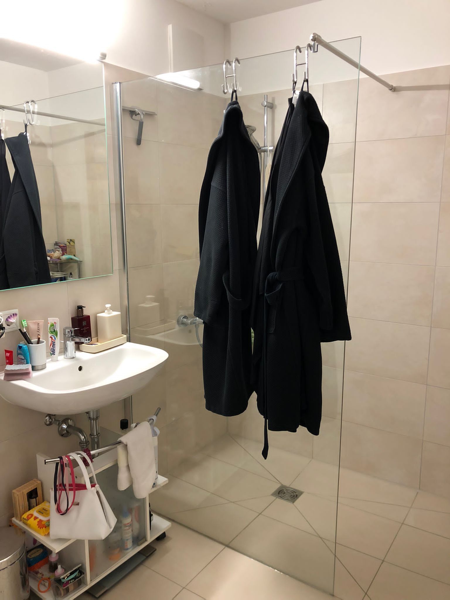 Douche, sèche-cheveux, serviettes fournies, savon