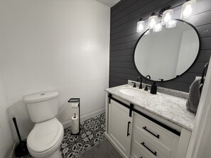 Secadora de cabello, toallas, jabón, papel de baño 