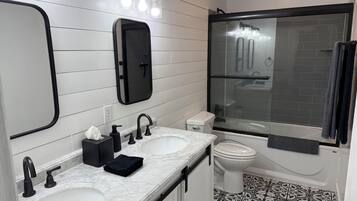 Secador de pelo, toallas, jabón, shampoo