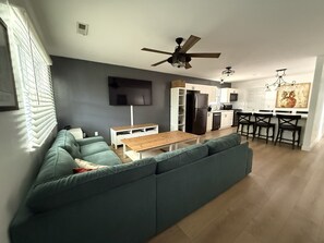Smart TV - Spacious 4-bedroom house close to Kansas City FIFA World Cup Events (Lawrence)