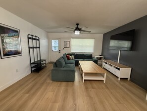 Smart TV - Spacious 4-bedroom house close to Kansas City FIFA World Cup Events (Lawrence)