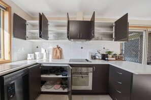 Refrigerador, microondas, horno y parrilla de estufa 