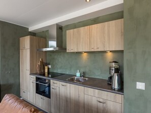Kühlschrank, Geschirrspüler, Kochgeschirr/Geschirr/Besteck