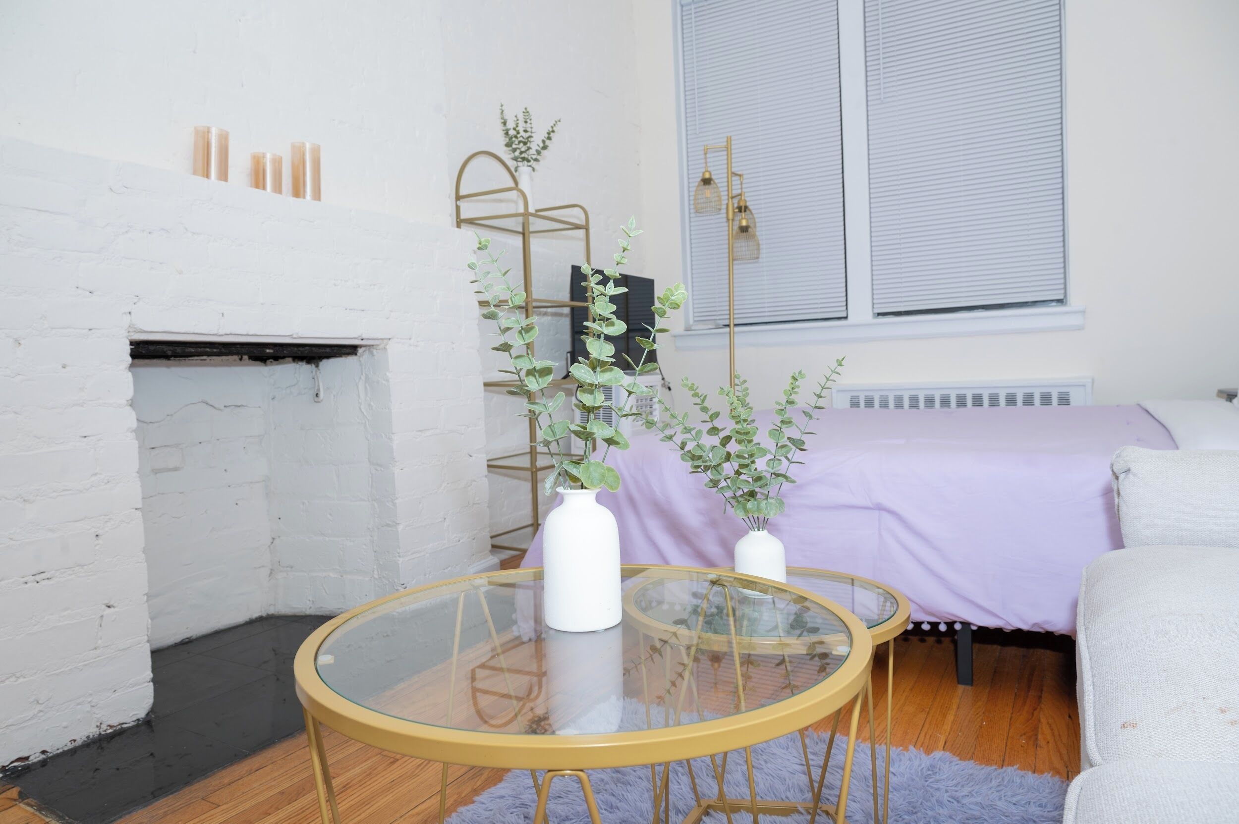 Tabla de planchar con plancha, internet y ropa de cama 