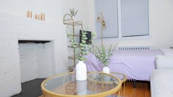 Tabla de planchar con plancha, internet y ropa de cama