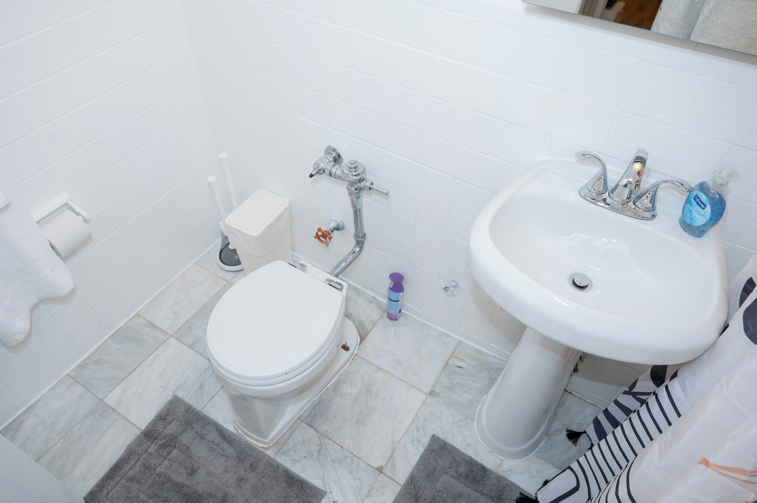 Haartrockner, Handtücher, Seife, Toilettenpapier